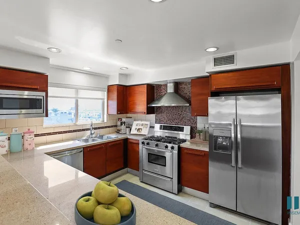 UCLA Off-Campus Housing | Butler Cabana | Studio, 1- to 3-Bedroom Rentals Available