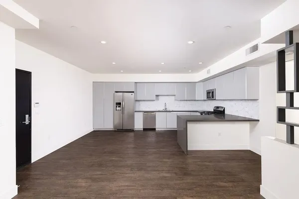 Tamarind Emerald in Hollywood, Los Angeles | Studio, 1- to 3-Bedroom Rentals Available