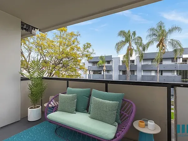 Poinsettia Sunset in Hollywood, Los Angeles | Studio, 1- to 3-Bedroom Rentals Available
