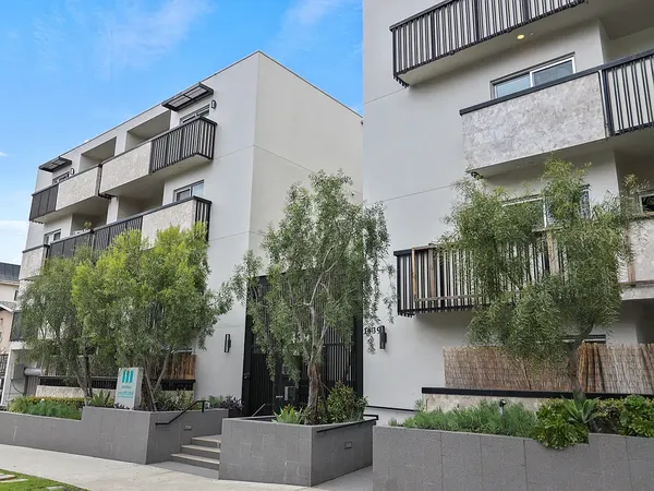 Poinsettia Sunset in Hollywood, Los Angeles | Studio, 1- to 3-Bedroom Rentals Available