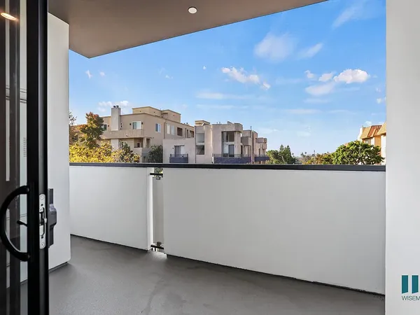 Fox Hills Drive in Century City, Los Angeles | Studio, 1- to 3-Bedroom Rentals Available
