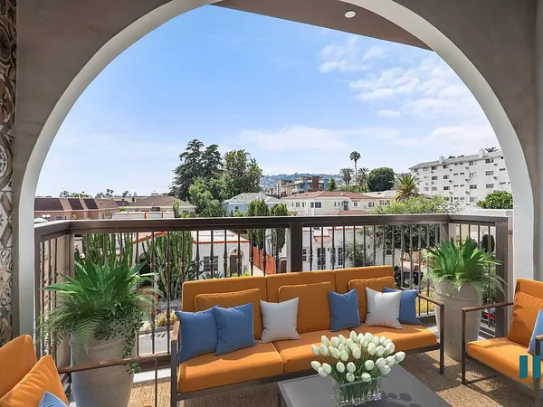 Formosa Fountain in Hollywood, Los Angeles | Studio, 1- to 3-Bedroom Rentals Available