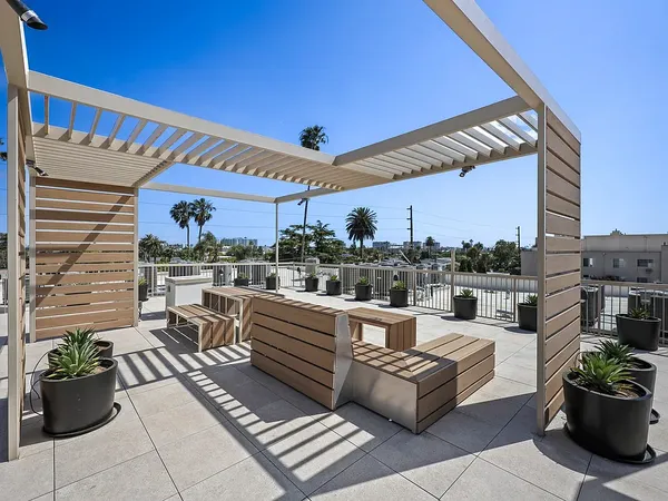Venice Wave in Venice, Los Angeles | Studio, 1- to 3-Bedroom Rentals Available