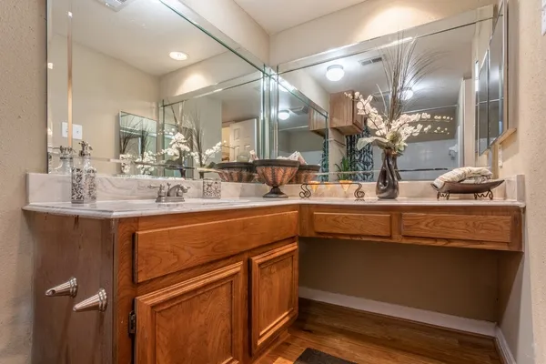 Mansions Of Shadowbriar in Briar Forest, Houston | Studio, 1- to 3-Bedroom Rentals Available