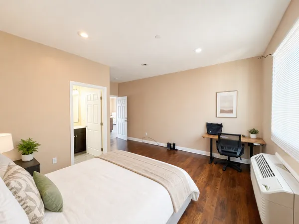 USC Off-Campus Housing | PM - JWB Landmark 1337-1339 | Studio, 1- to 3-Bedroom Rentals Available