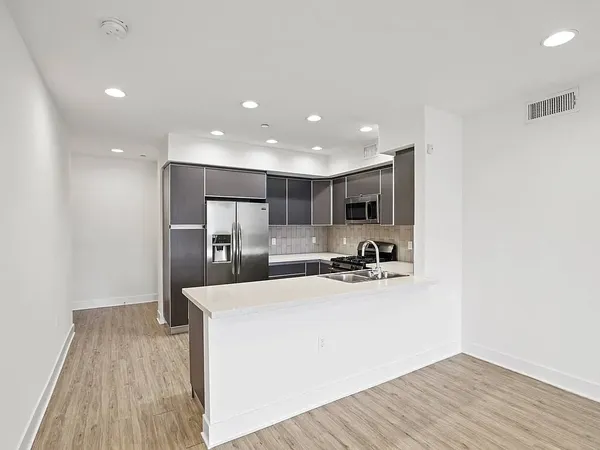 Poinsettia Sunset in Hollywood, Los Angeles | Studio, 1- to 3-Bedroom Rentals Available