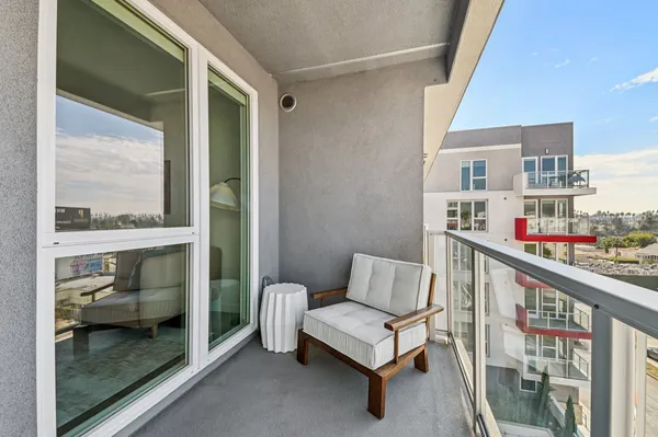 Somi in Koreatown, Los Angeles | Studio, 1- to 3-Bedroom Rentals Available