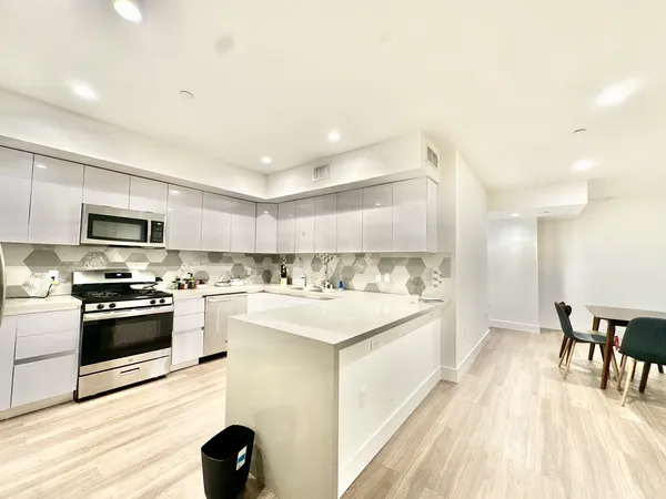 UCLA Off-Campus Housing | 1265 Barry Ave | Studio, 1- to 3-Bedroom Rentals Available