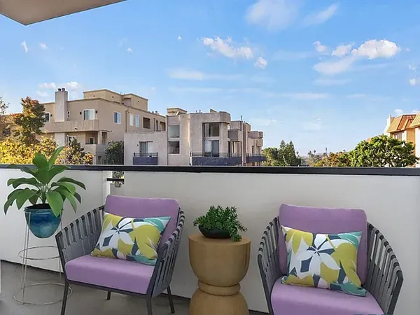 Fox Hills Drive in Century City, Los Angeles | Studio, 1- to 3-Bedroom Rentals Available