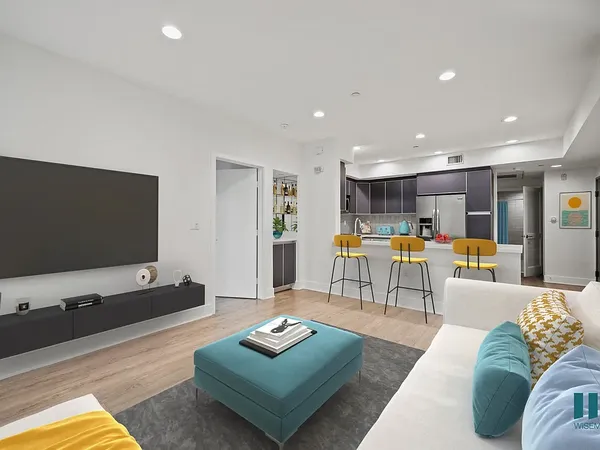 Poinsettia Sunset in Hollywood, Los Angeles | Studio, 1- to 3-Bedroom Rentals Available