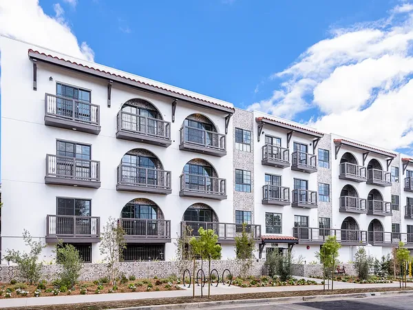 Formosa Fountain in Hollywood, Los Angeles | Studio, 1- to 3-Bedroom Rentals Available