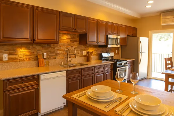 USC Off-Campus Housing | 1337 W 36th Pl | Studio, 1- to 3-Bedroom Rentals Available