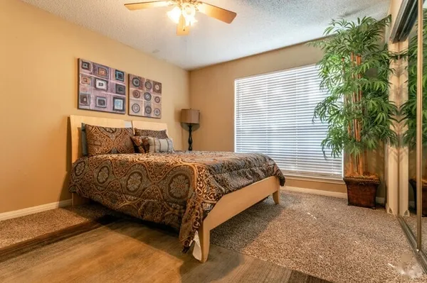 Mansions Of Shadowbriar in Briar Forest, Houston | Studio, 1- to 3-Bedroom Rentals Available