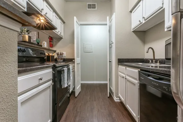 West Oaks Landing in Briar Village, Houston | Studio, 1- to 3-Bedroom Rentals Available