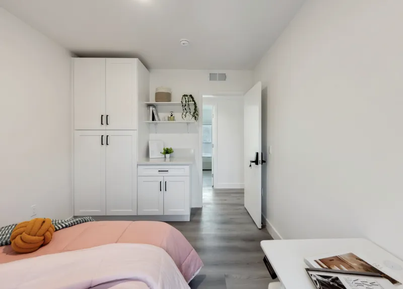 Explore 1299 W 36th Pl en South Los Angeles