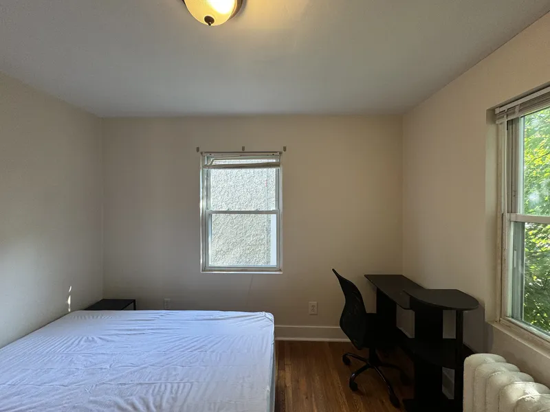 Bedroom at 5709 Melvin St, Off-Campus Housing cerca de CMU