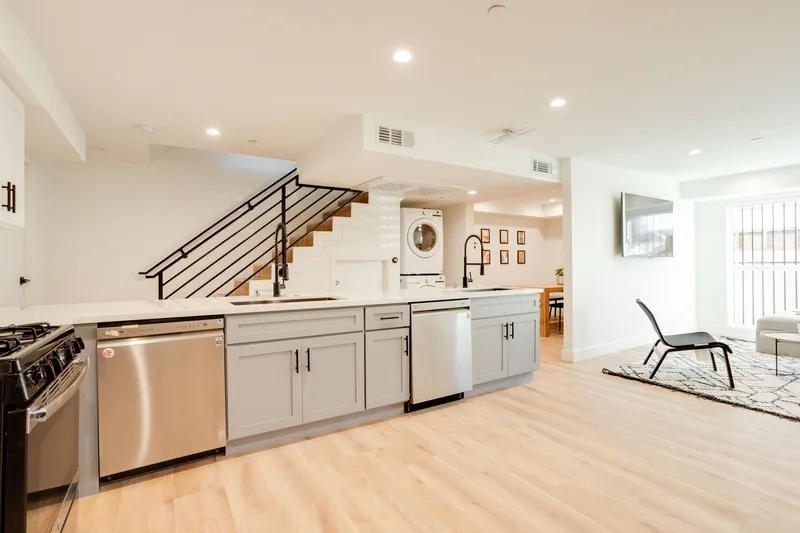 Explore 1224 W 37th Pl cerca de USC