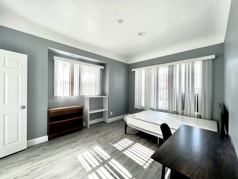 Explore 1142 W 35th St near USC