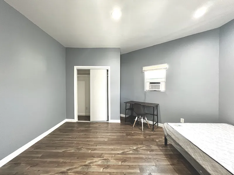 Explore 1142 W 35th St near USC
