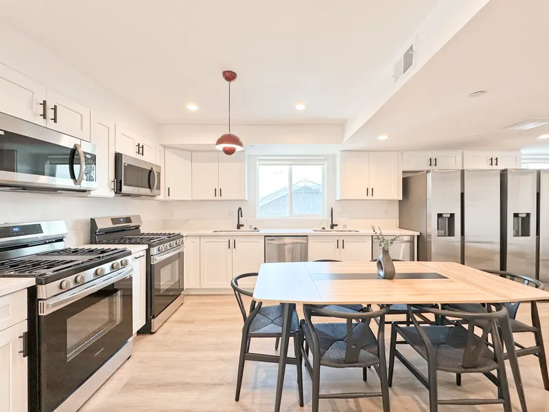 Explore TL 1361 W 35th St near USC
