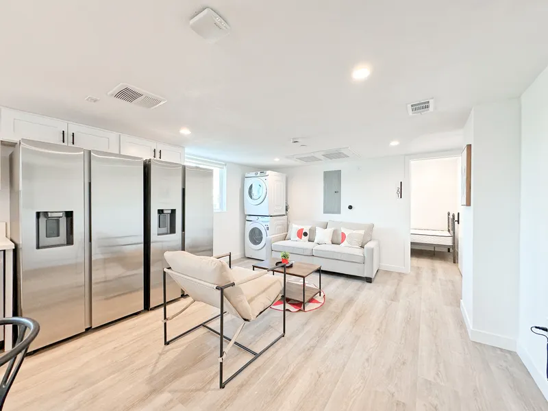 Explore TL 1361 W 35th St near USC