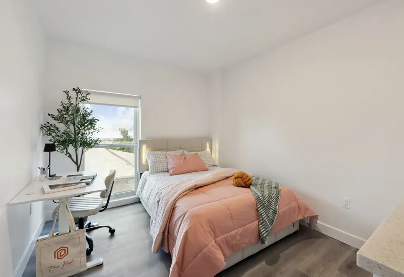 Explore 1299 W 36th Pl en South Los Angeles