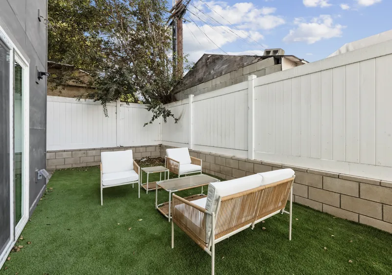 Explore 1299 W 36th Pl en South Los Angeles