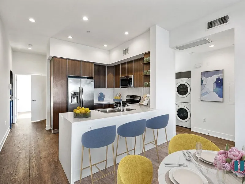 Explore Cole Grove in Hollywood