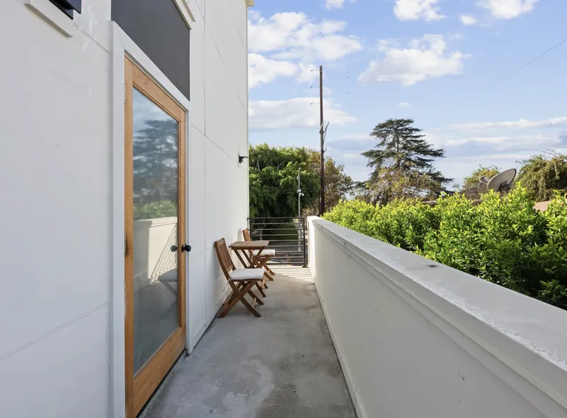 Explore 1299 W 36th Pl en South Los Angeles