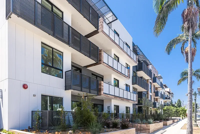 Explore Cole Grove in Hollywood