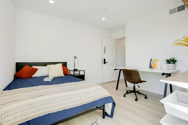 Explore TL 1361 W 35th St near USC