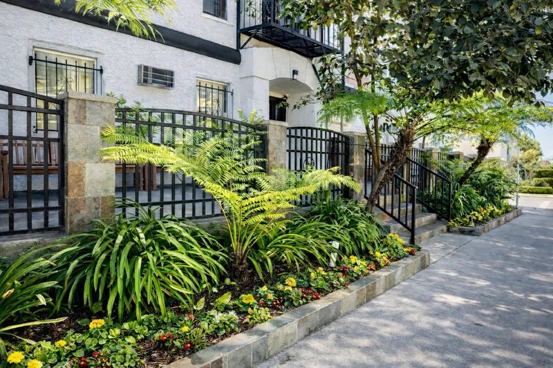 Explore 1256 W 29th St near USC