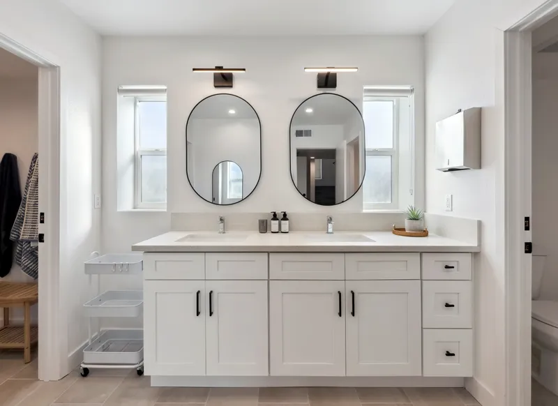 Explore 1299 W 36th Pl en South Los Angeles
