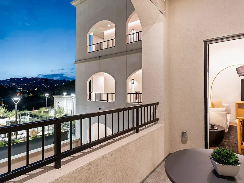 Explore Silhouette Apartments  in DTLA