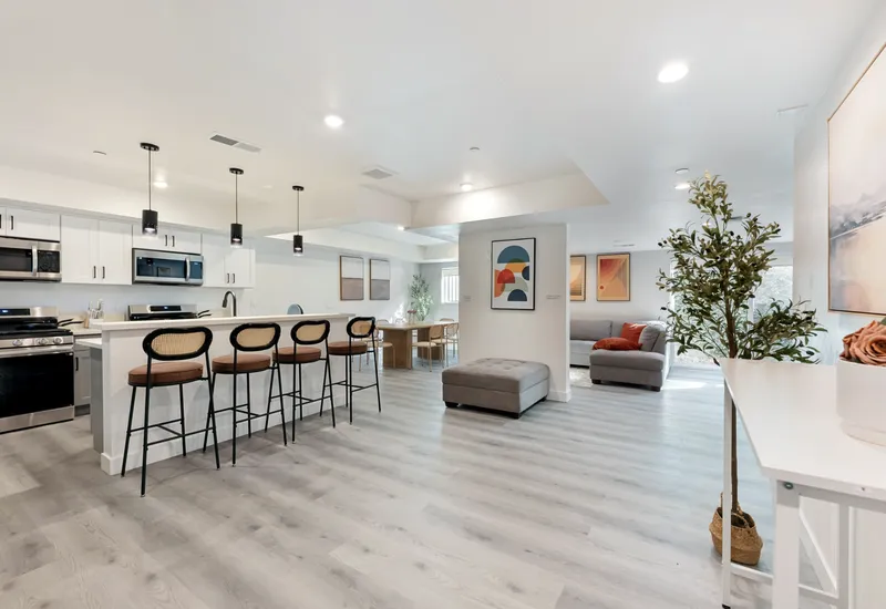 Explore 1299 W 36th Pl en South Los Angeles