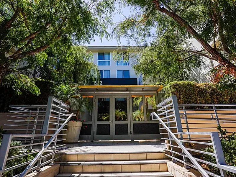 Explore Edinburgh Courtyard en Beverly Grove