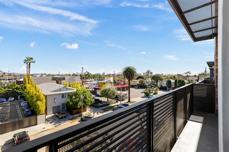 Explore Cole Grove in Hollywood