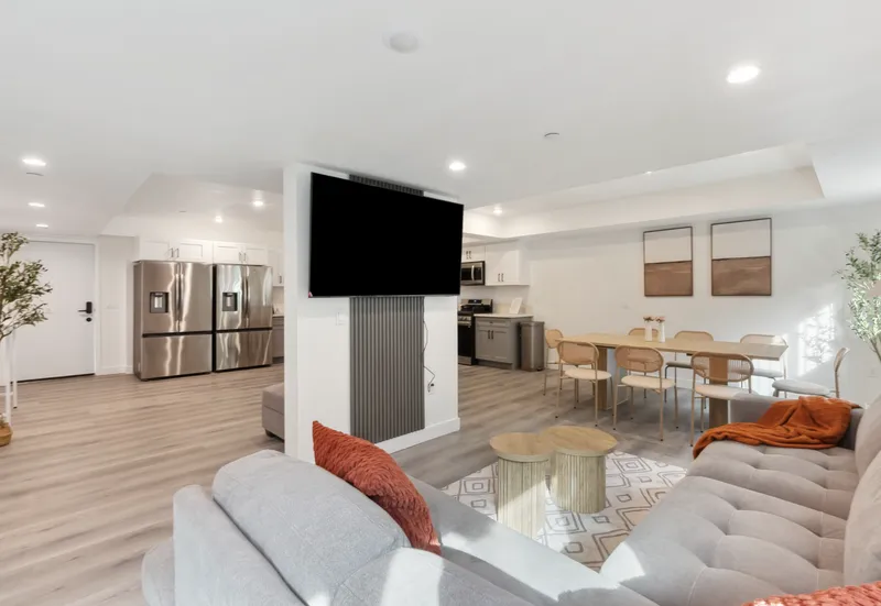 Explore 1299 W 36th Pl en South Los Angeles