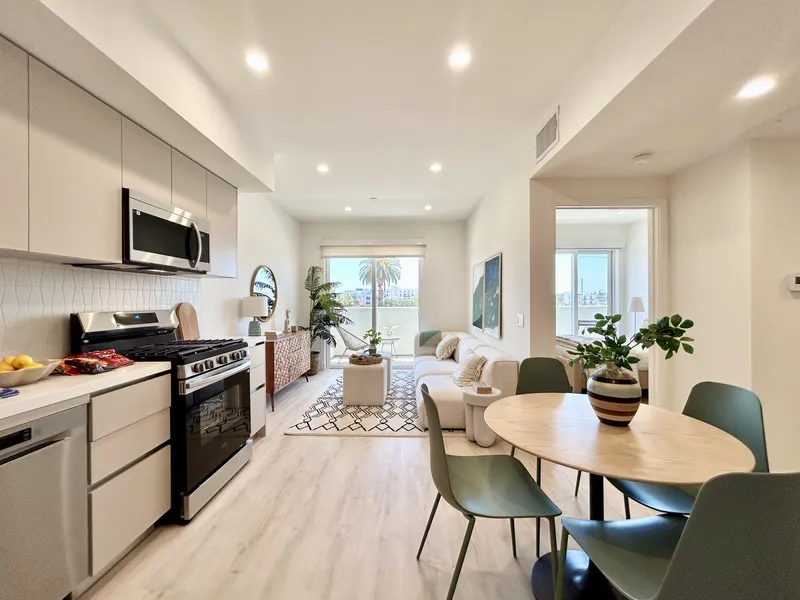 Explore Motor Tides en Culver City/Palms