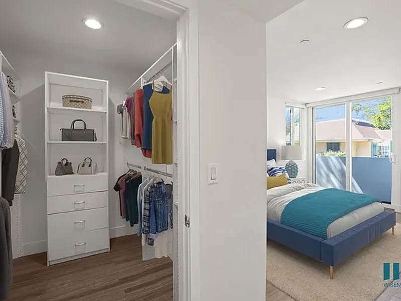 Explore Edinburgh Courtyard en Beverly Grove