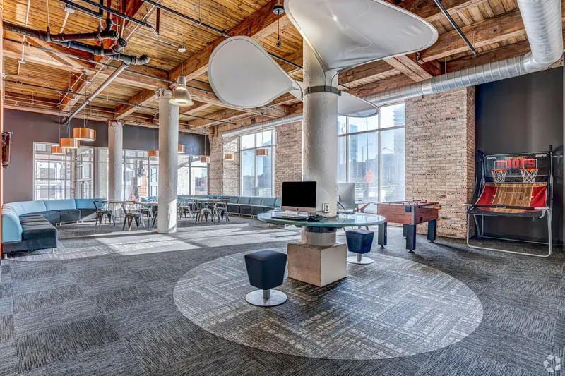 Explore Letterman Chicago en West Loop