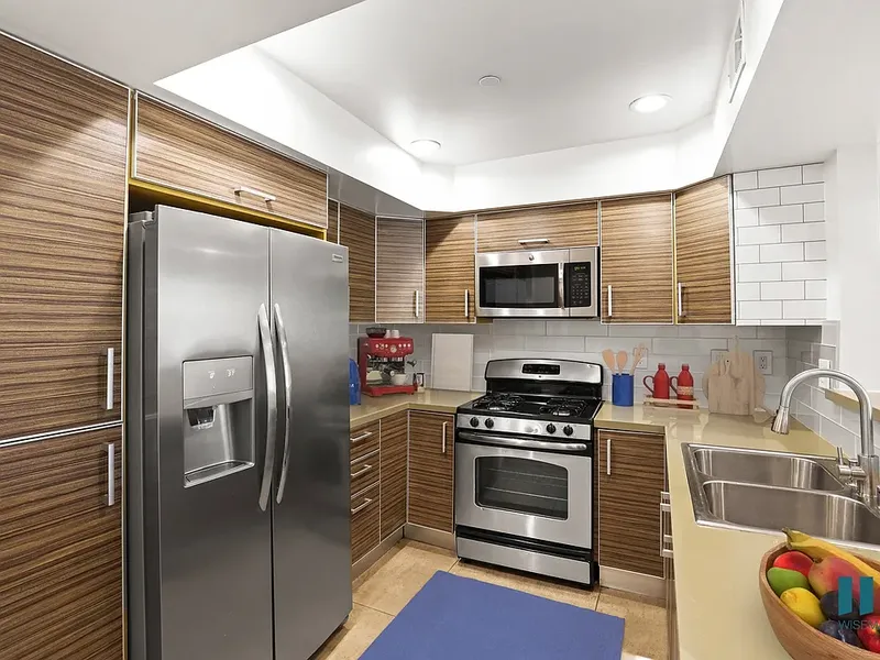 Explore Edinburgh Courtyard en Beverly Grove