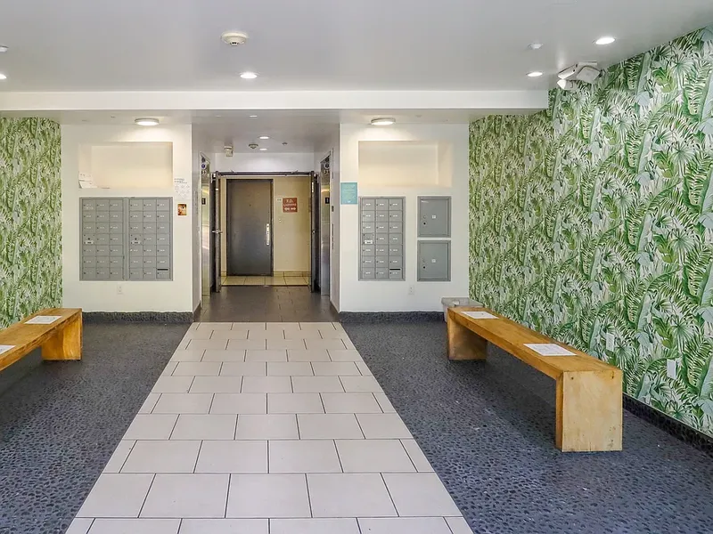 Explore Edinburgh Courtyard en Beverly Grove